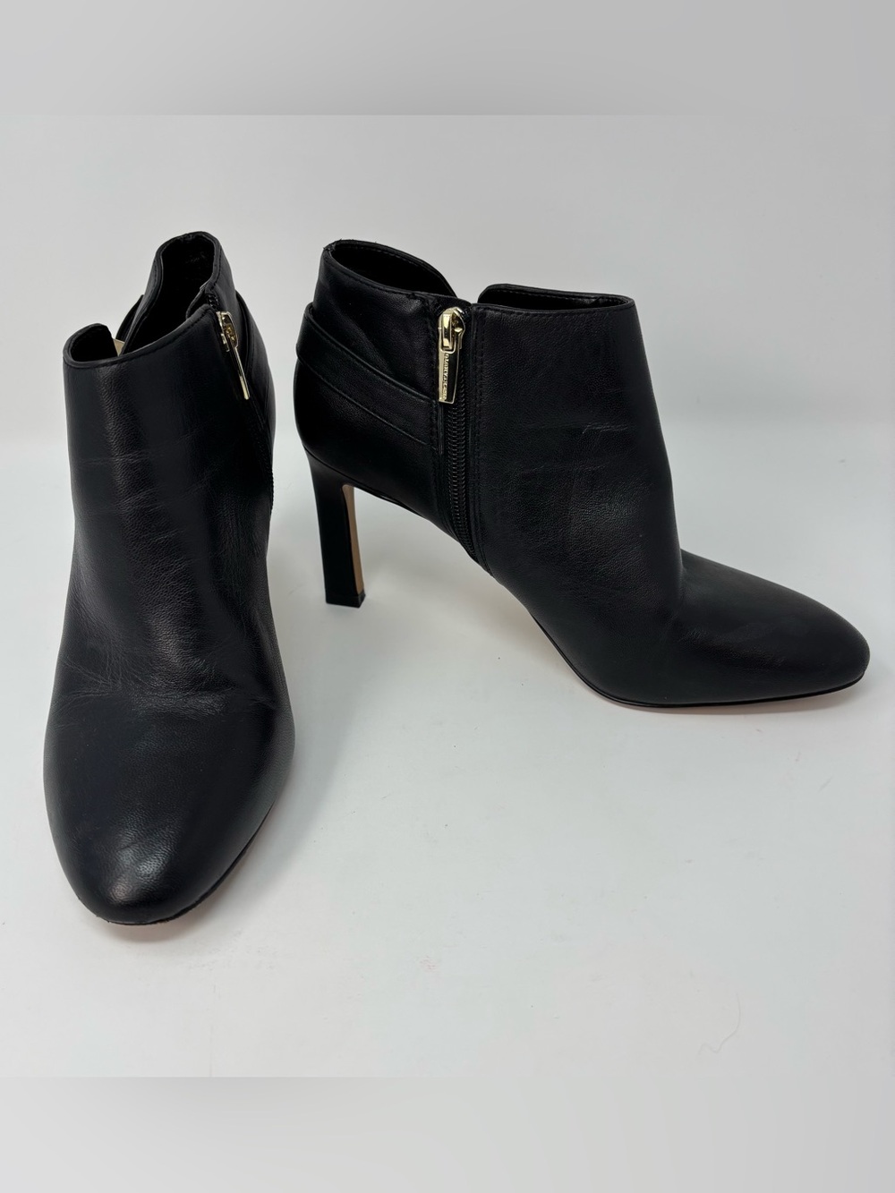 Vince Camuto Lokarie Black Leather Ankle Booties Gold Accent Heel Size 8.5